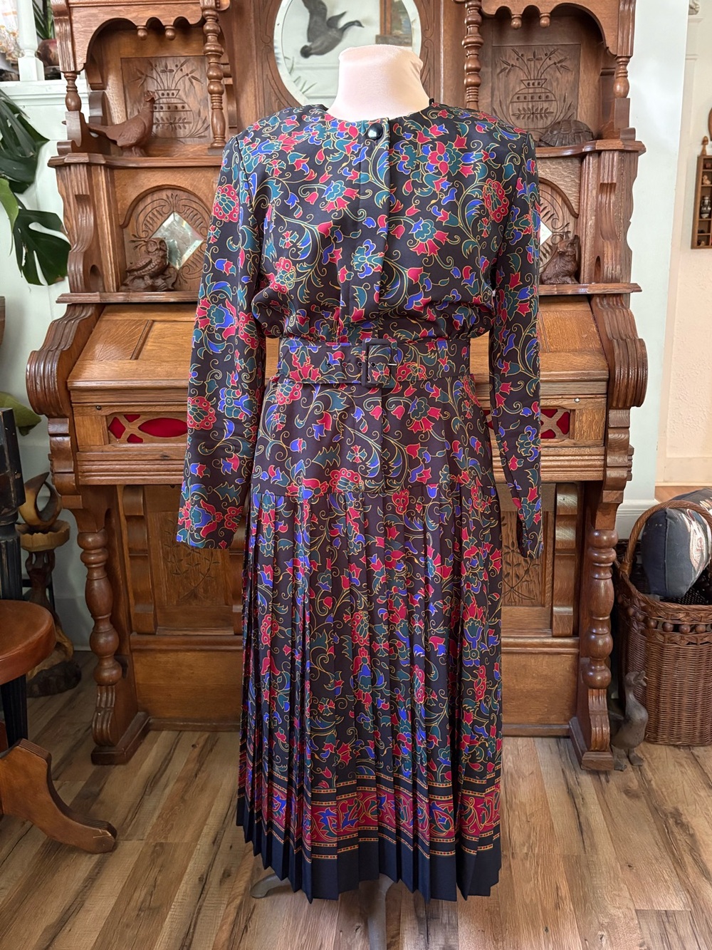 Beautiful retro vintage 80s black floral pleated long sleeve dress size large